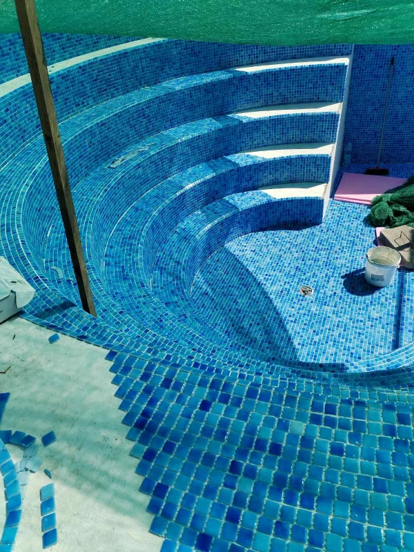 Private pool Ledinci – mosaic work on the pool steps